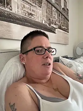 Snapshot of voluptuous-minx chatting on 12.17.25 voluptuous-minx online show from 12.17.25