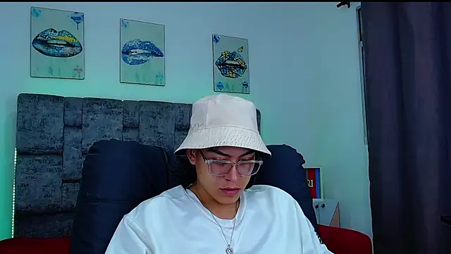 Snapshot of dirty_model chatting on 10.13.25 dirty model online show from 10.13.25