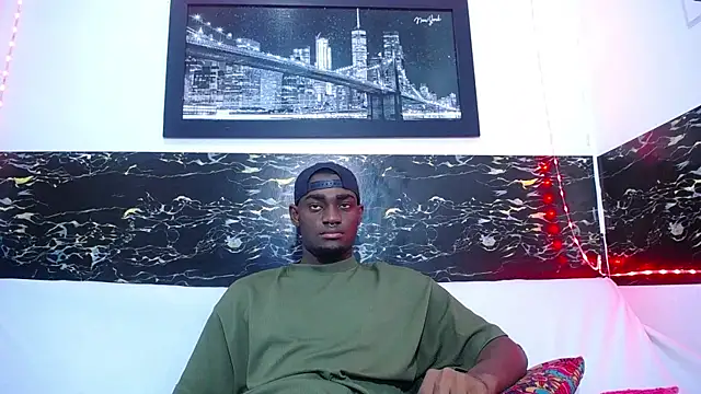 Snapshot of eebony_stallion chatting on 09.10.25 eebony stallion online show from 09.10.25