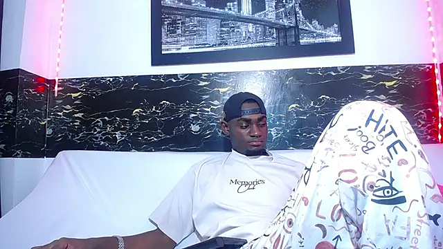 Snapshot of eebony_stallion chatting on 09.11.25 eebony stallion online show from 09.11.25