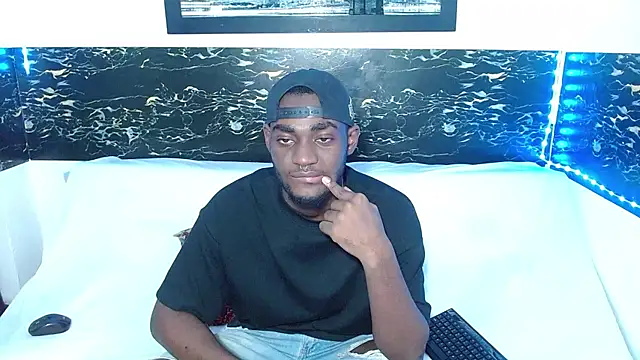 Snapshot of eebony_stallion chatting on 09.27.25 eebony stallion online show from 09.27.25