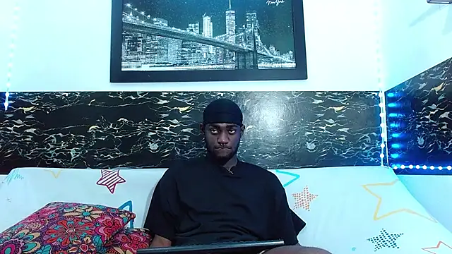 Snapshot of eebony_stallion chatting on 10.01.25 eebony stallion online show from 10.01.25