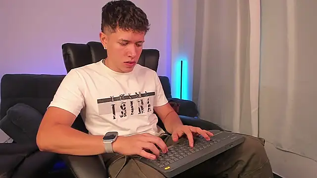 Snapshot of nathan_blake chatting on 09.30.25 nathan blake online show from 09.30.25