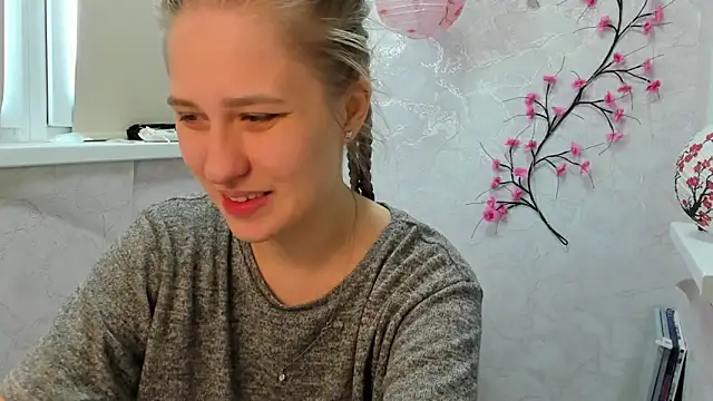 Snapshot of sofamuffin chatting on 04.14.26 sofamuffin online show from 04.14.26