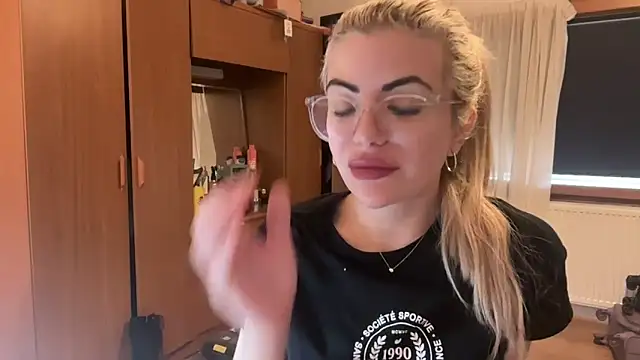 Snapshot of princess17 chatting on 09.27.25 princess17 online show from 09.27.25