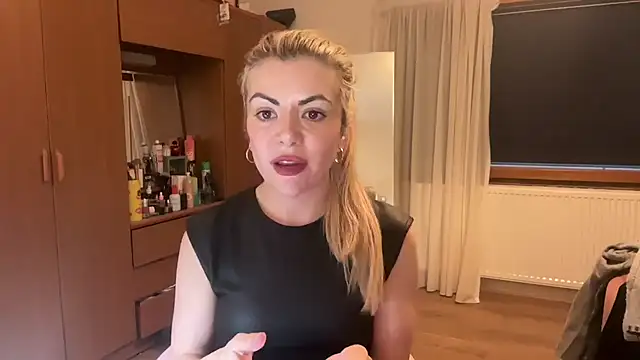 Snapshot of princess17 chatting on 10.13.25 princess17 online show from 10.13.25