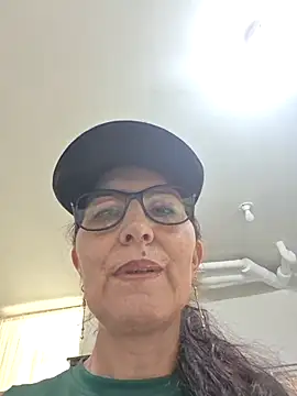 Snapshot of swity_foster chatting on 05.20.26 swity foster online show from 05.20.26