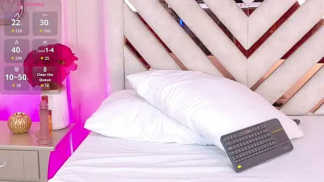 Scarlet-Noir online show from 10.21.25