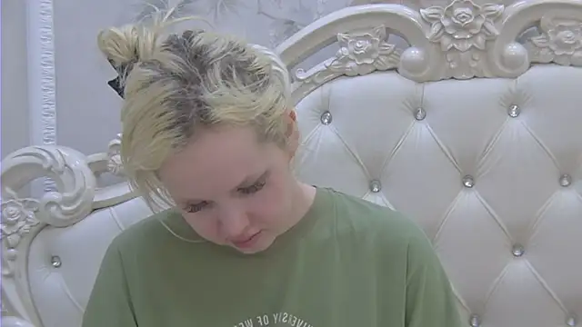 Snapshot of EllieFrosty_ chatting on 06.21.26 EllieFrosty online show from 06.21.26