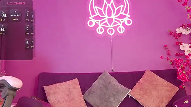 Maylu Fox online show from 10.20.25