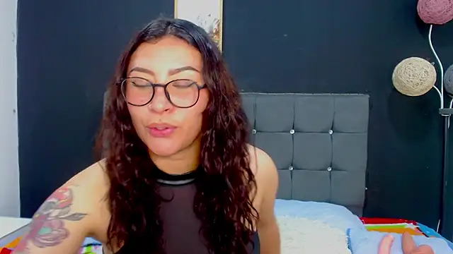 Snapshot of nicolee_8 chatting on 10.10.25 nicolee 8 online show from 10.10.25