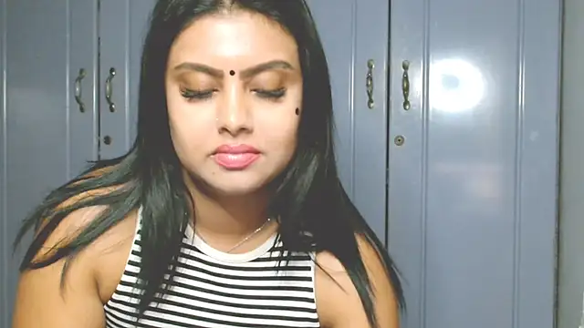 Snapshot of Indian_GlowingMiax chatting on 10.05.25 Indian GlowingMiax online show from 10.05.25