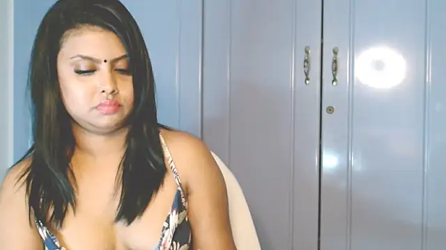 Snapshot of Indian_GlowingMiax chatting on 10.12.25 Indian GlowingMiax online show from 10.12.25