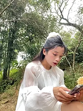 Snapshot of beobeo_2xx chatting on 10.18.25 beobeo 2xx online show from 10.18.25