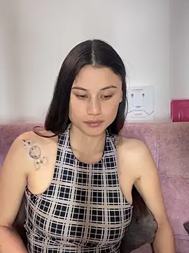 Snapshot of VioletaLorette chatting on 10.29.25 VioletaLorette online show from 10.29.25