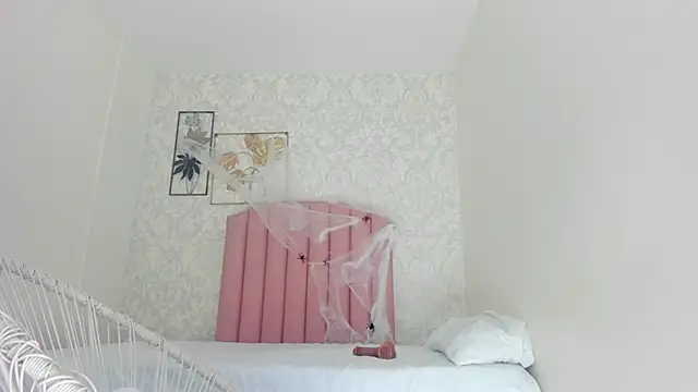 Snapshot of emy_barnert chatting on 10.19.25 emy barnert online show from 10.19.25