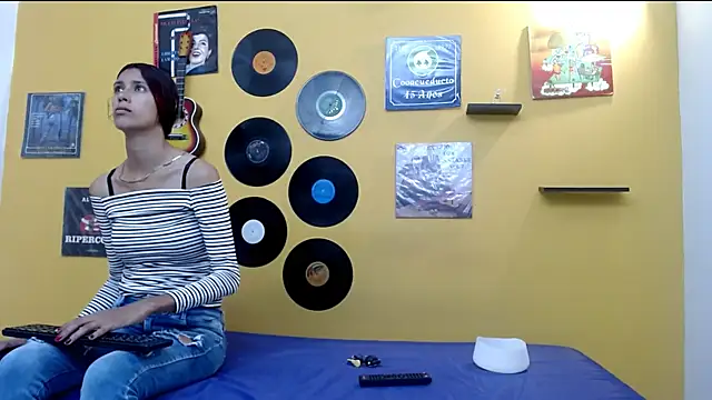 Snapshot of skinnyverus18 chatting on 05.10.26 skinnyverus18 online show from 05.10.26