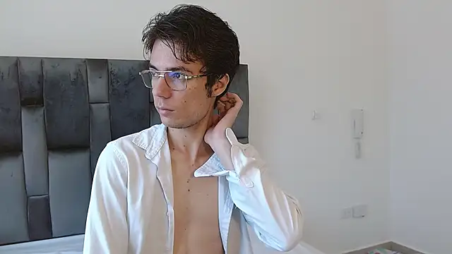 Snapshot of VIKTORNOIR chatting on 10.15.25 VIKTORNOIR online show from 10.15.25