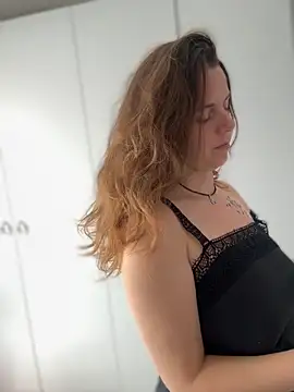 TenderLaGlamor online show from 10.16.25