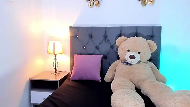 Snapshot of SagiraBelle chatting on 12.17.25 SagiraBelle online show from 12.17.25