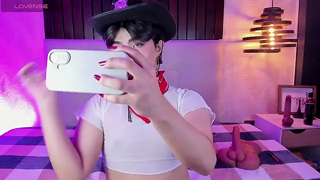 Snapshot of Creamy_Angelo chatting on 10.22.25 Creamy Angelo online show from 10.22.25