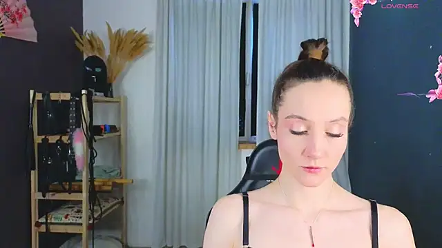Snapshot of laracroftmansion chatting on 05.06.26 laracroftmansion online show from 05.06.26