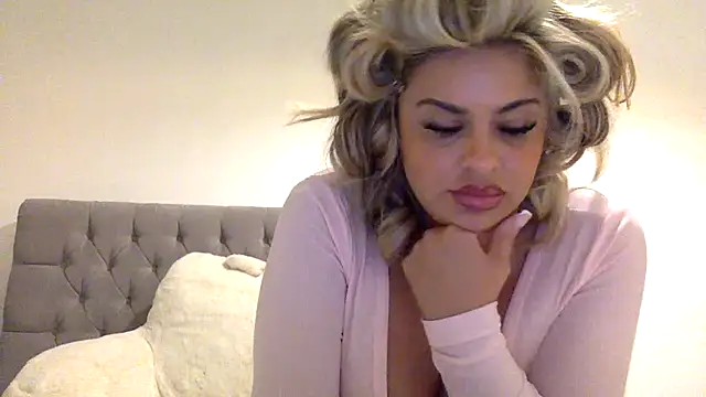 Snapshot of Miss_Mami chatting on 10.26.25 Miss Mami online show from 10.26.25