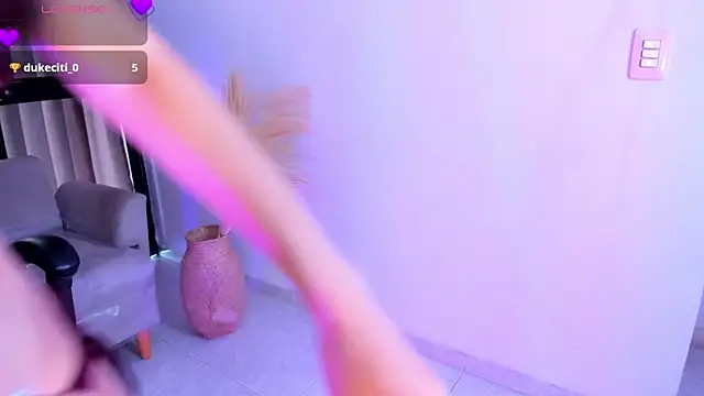 chloegils  online show from 11.01.25