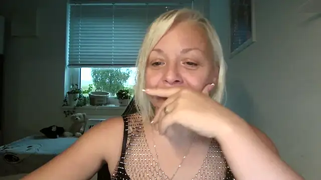 Snapshot of Linsy_Kim chatting on 10.07.25 Linsy Kim online show from 10.07.25