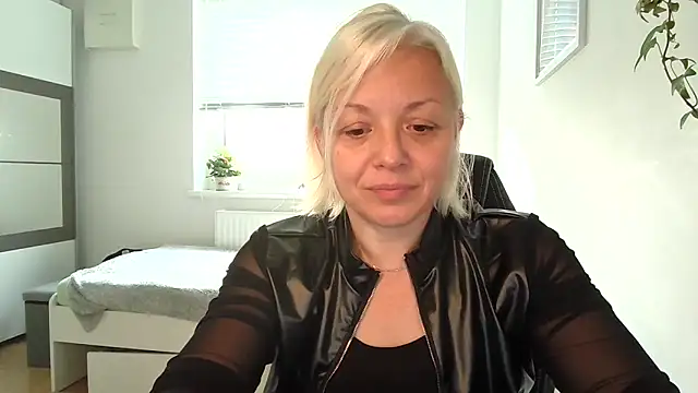 Snapshot of Linsy_Kim chatting on 10.21.25 Linsy Kim online show from 10.21.25