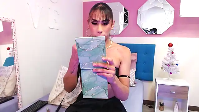 NicoletBlossom online show from 11.28.25