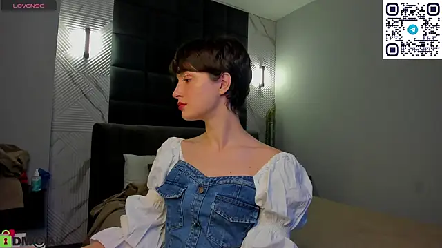 Adeline Perle online show from 09.10.25