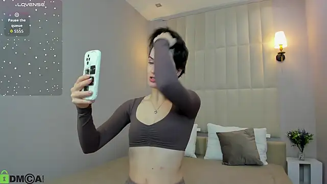 Adeline Perle online show from 09.25.25