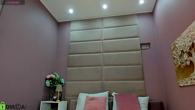 Adeline Perle online show from 10.04.25