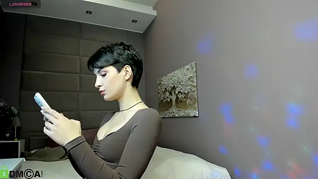 Adeline Perle online show from 10.10.25