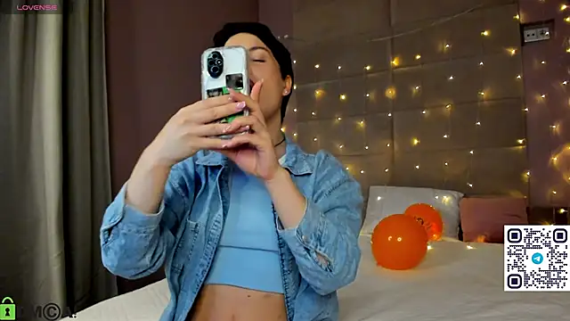 Adeline Perle online show from 10.30.25