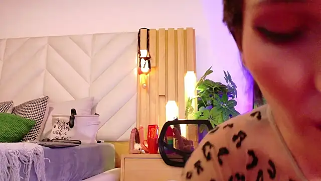 Snapshot of Zafiro_Gem_ chatting on 09.17.25 Zafiro Gem  online show from 09.17.25