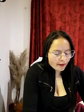 Daliz Leon online show from 10.26.25