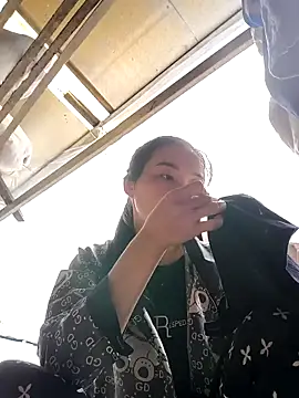 Snapshot of omopo chatting on 10.15.25 omopo online show from 10.15.25