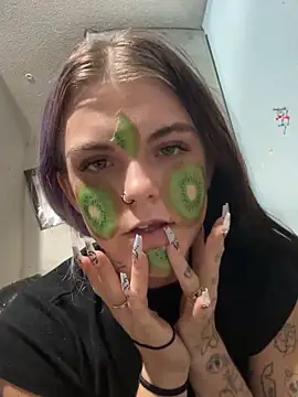 Snapshot of ittybittymeryssa chatting on 12.20.25 ittybittymeryssa online show from 12.20.25