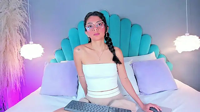 AlassiaHocthner online show from 09.18.25