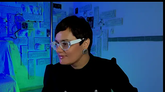 Snapshot of LauraDavidsons chatting on 10.05.25 LauraDavidsons online show from 10.05.25