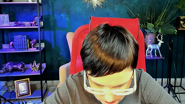 Snapshot of LauraDavidsons chatting on 12.21.25 LauraDavidsons online show from 12.21.25