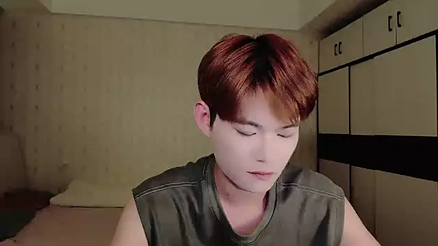 Snapshot of Dancer03 chatting on 10.04.25 Dancer03 online show from 10.04.25