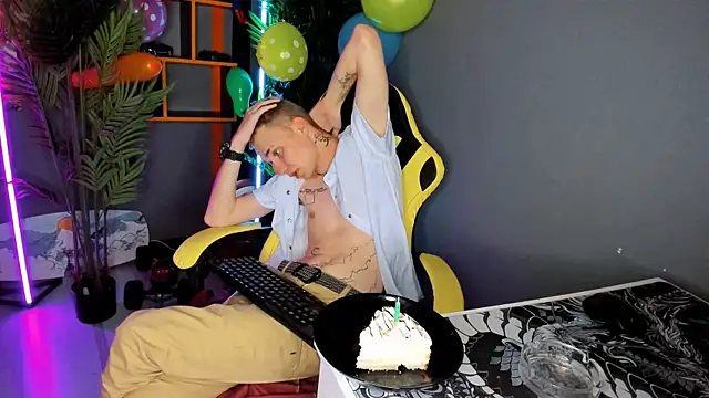 Snapshot of TimBlaks chatting on 09.10.25 TimBlaks online show from 09.10.25