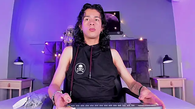 Snapshot of BenjiFiore_ chatting on 10.21.25 BenjiFiore  online show from 10.21.25