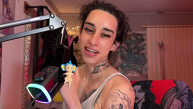 Snapshot of xoFrankie chatting on 06.04.26 xoFrankie online show from 06.04.26