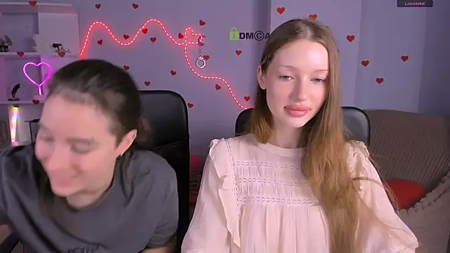 Snapshot of khloebeauty chatting on 06.17.26 khloebeauty online show from 06.17.26