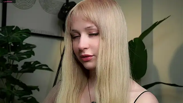 Snapshot of MarciDarugar chatting on 11.29.25 MarciDarugar online show from 11.29.25