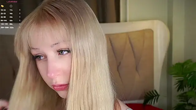 Snapshot of MarciDarugar chatting on 12.01.25 MarciDarugar online show from 12.01.25